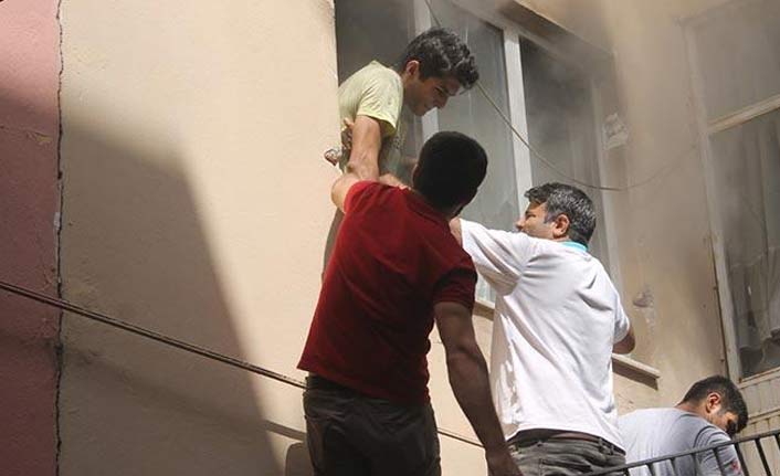 Yangında yardımına mahalle sakinleri koştu!