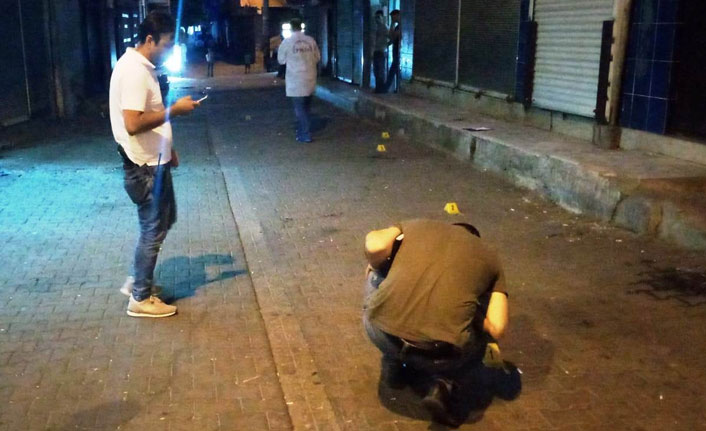 Hırsız, dükkan sahibi ve oğlunu vurdu!