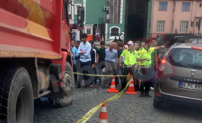 Trabzon'da kamyon bir kişiye çarptı