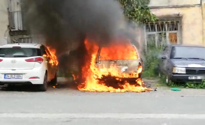 Trabzon'da bir araç yangını daha - Etrafındakileri de yaktı