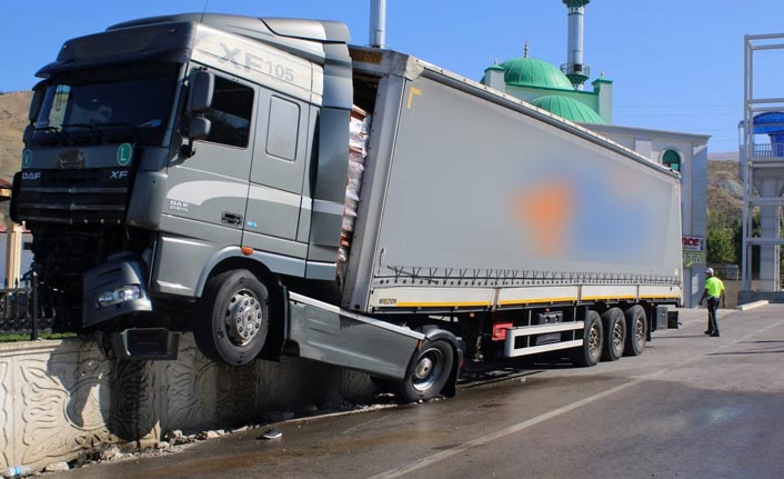 Sürücüsü kalp krizi geçiren tır bariyerlere çıktı