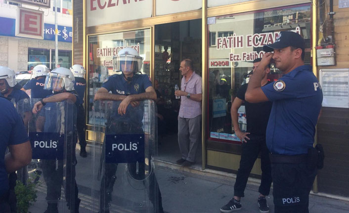 Tartıştığı iki kişiyi bıçakladı!