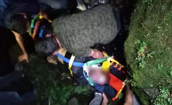 Trabzon'da uçuruma yuvarlanan kişi kurtarıldı