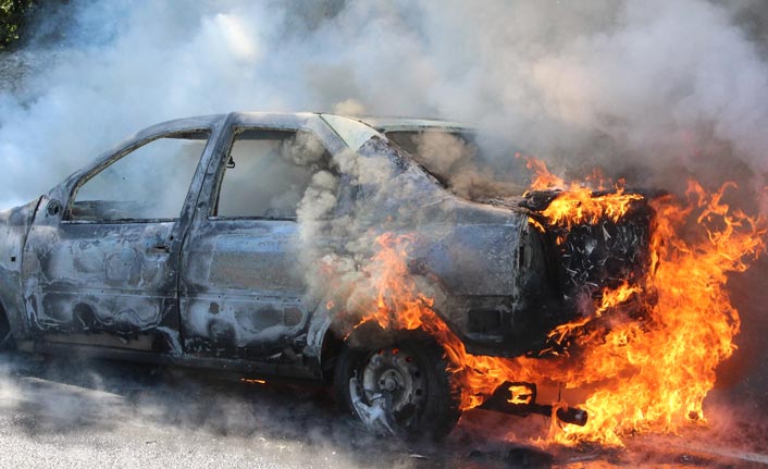 Otomobil alev alev yandı