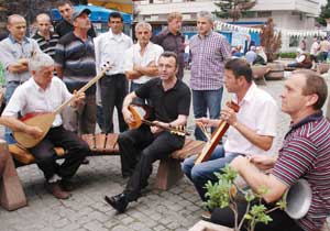 Sigara yasağına sazlı protesto