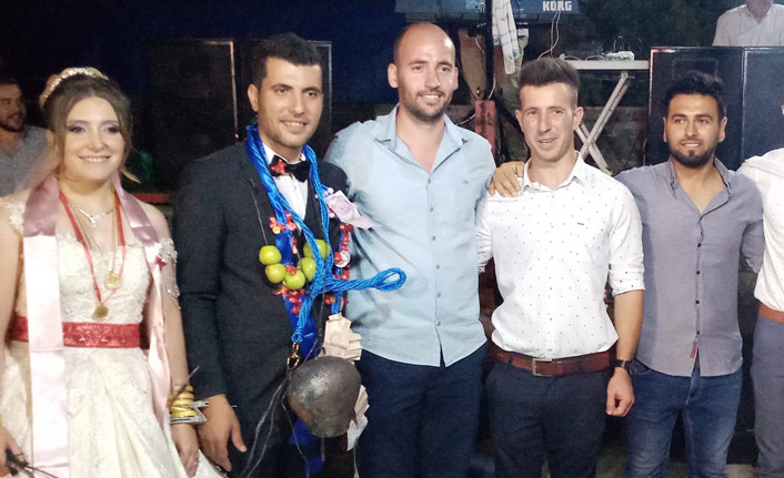 Düğünde damada öküz çanı taktılar