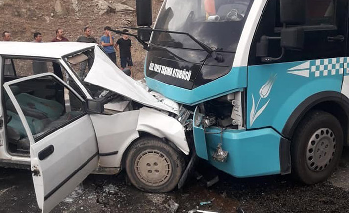 Minibüs ile otomobil kafa kafaya çarpıştı