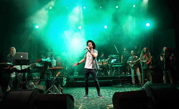 Kenan Doğulu Ayvalık'da hayranlarıyla buluştu