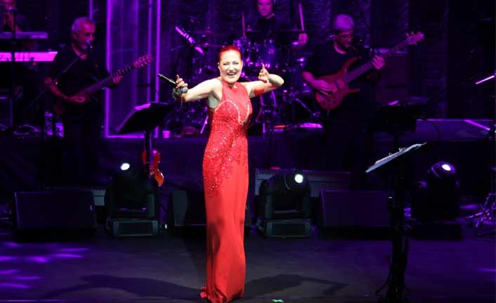 Candan Erçetin kulakların pasını sildi