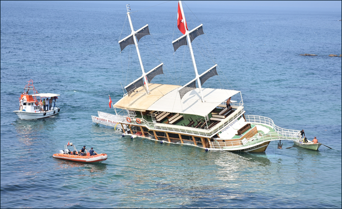 Sinop'ta gezi teknesi karaya oturdu