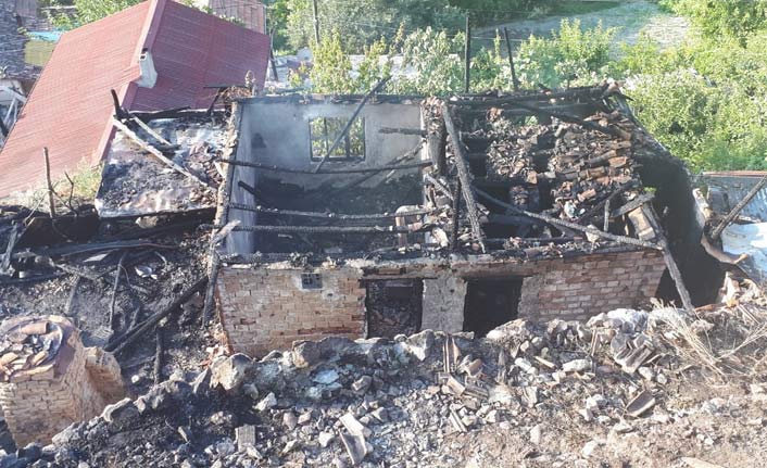 Ev yandı iki kişi hayatını kaybetti