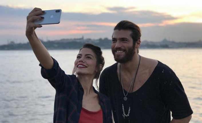 İkilinin peş peşe paylaştığı fotoğraflar, aşklarını belgeledi