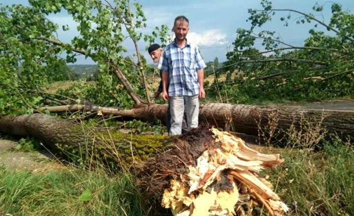 15 dakikalık yağış ve fırtına hayatı felç etti