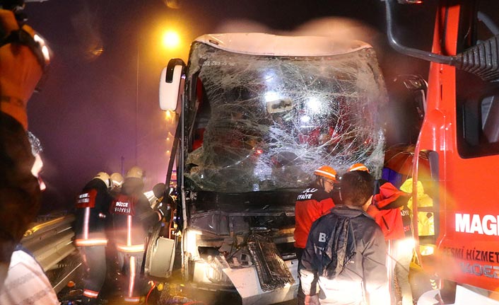 Yolcu otobüsü ile tır çarpıştı: 37 yaralı