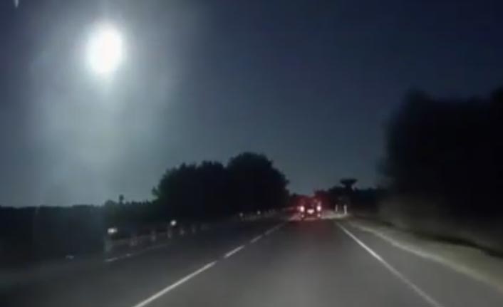 İtalya’da düşen meteor gökyüzünü aydınlattı