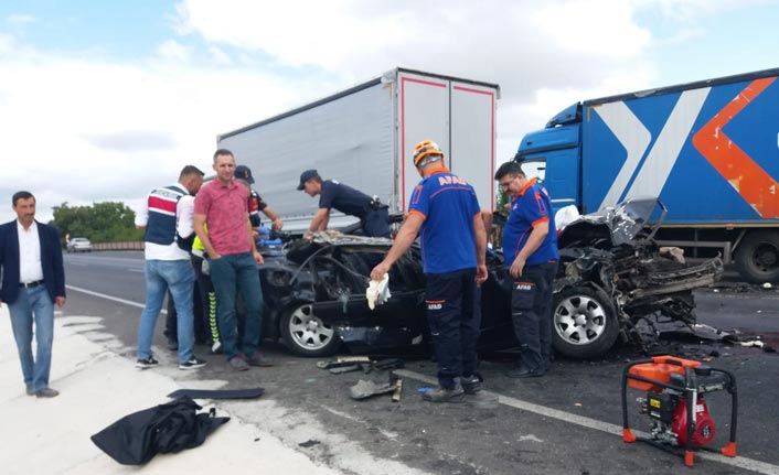 Otomobil arızalanan kamyona çarptı: 1 ölü, 3 yaralı