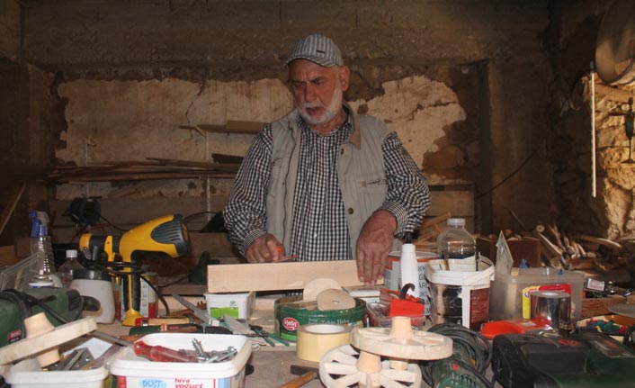 Gurbette özlemini çekmişti şimdi maketlerini yapıyor