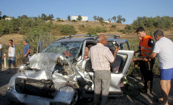 Hafif ticari araç ile otomobil kafa kafaya çarpıştı: 6 yaralı