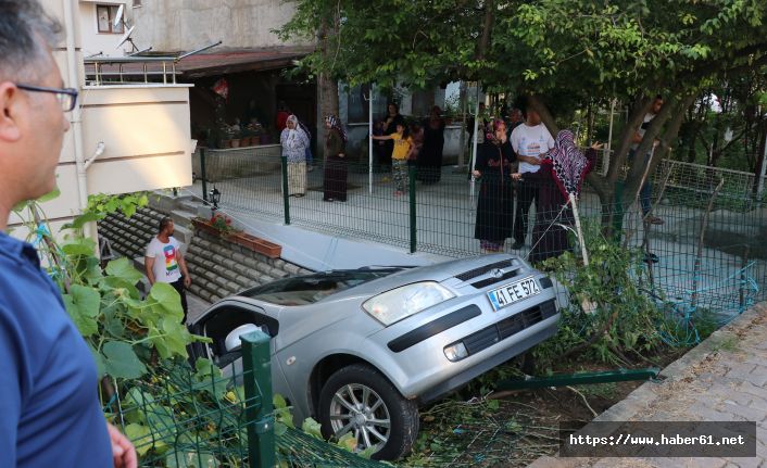 Otomobil çocuğun üzerine düştü