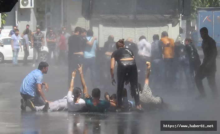 Diyarbakır'da belediye önünde toplanan gruba müdahale