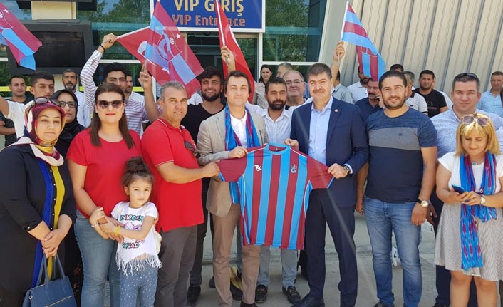 Trabzon'a atanan Kaymakam Öztürk'e forma jesti