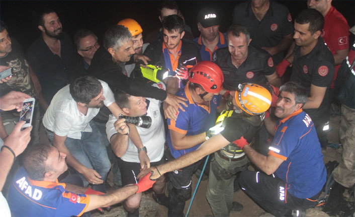 Mağarada mahsur kalan TV ekibi kurtarıldı!