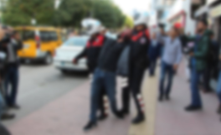 Sokak ortasında Polisi tehdit etti! Gözaltına alındı!