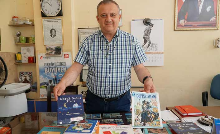 Çocukları kitap dağıtarak mutlu ediyor!