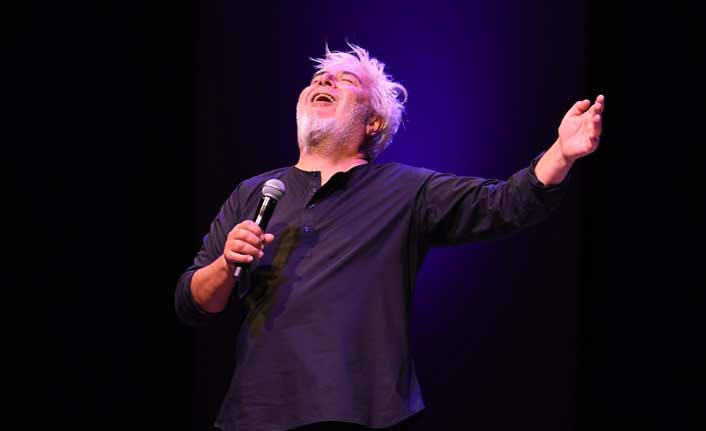 Usta oyuncu, seyircileri kahkahaya boğdu