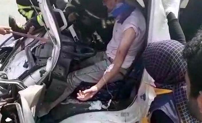 Kontrolden çıkan minibüs TIR'ın altına girdi!