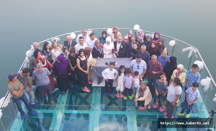 Cam terasta nikah kıydılar!