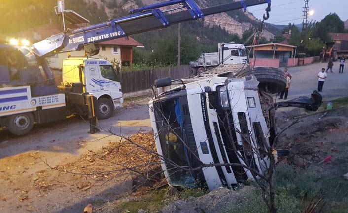 Park halindeki kamyon freni boşalınca devrildi
