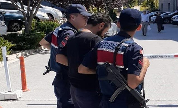 Birlikte yaşadığı kadını bıçakladı!