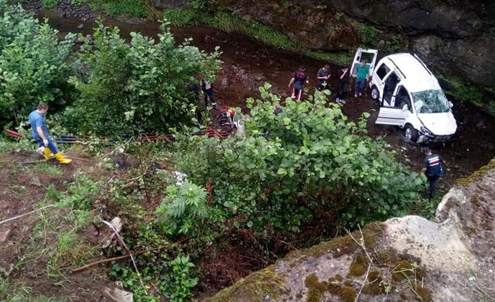 Trabzon'da araç dereye uçtu - 2 ölü