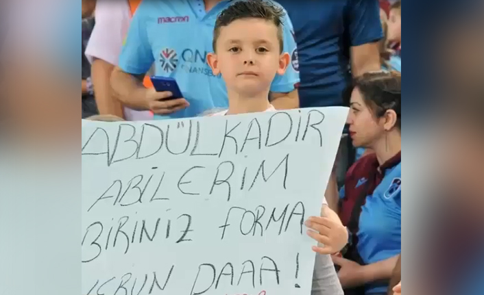 Küçük taraftar Trabzonspor maçında açtığı pankartla gündem oldu