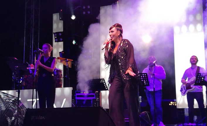 Işın Karaca, Gebze'de sahne aldı