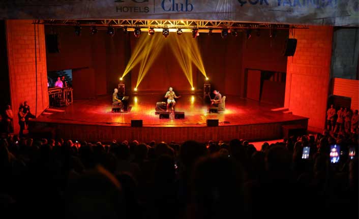 Cem Adrian Sapanca’da sahne aldı