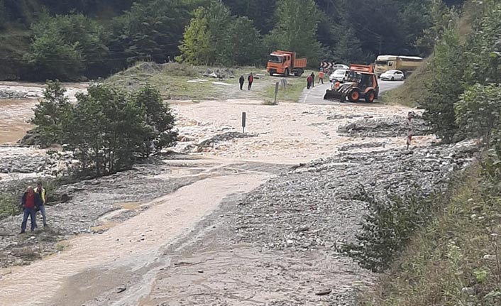 Araklı'da heyelan - Bayburt yolunda uzun kuyruklar oluştu