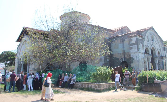 Restorasyon çalışmalarına rağmen akın ettiler 100 bin kişi