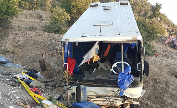 Üzüm işçilerinin midibüsü devrildi!