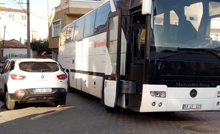 Akılalmaz kaza! Otobüs ile otomobilin...