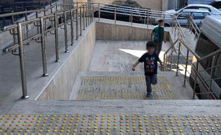 Küçük çocuk gözaltına alınan babasının peşinden koştu!