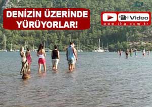 Denizin üzerinde yürüyorlar!