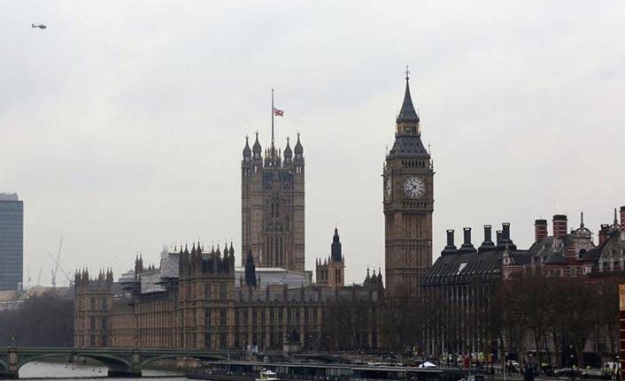 İngiltere'de hükümet parlamentodaki çoğunluğunu kaybetti