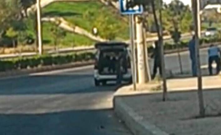 Aracını yolda durdurup tek tek söktü...