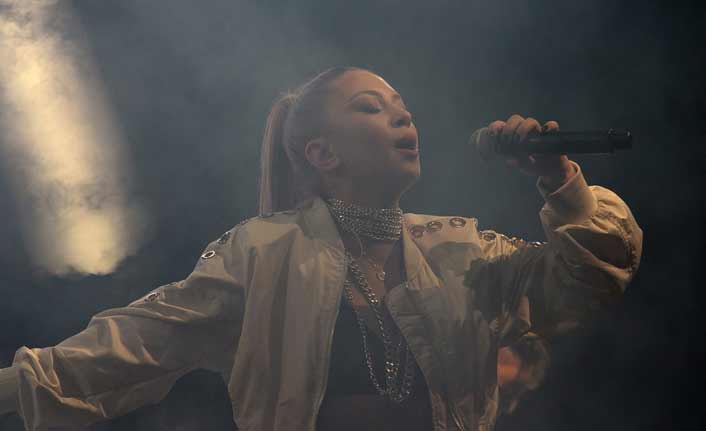 Ece Seçkin Kula'nın kurtuluş gecesinde sahne aldı