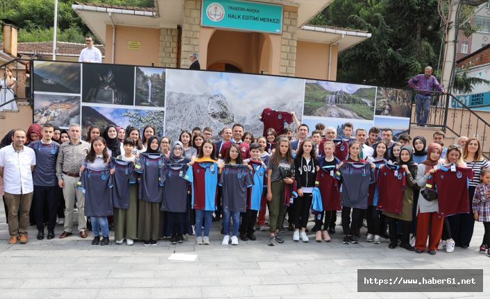 Maçka'da başarılı öğrencilere forma hediye edildi