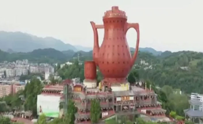 Dev çaydanlık görenleri şaşırtıyor