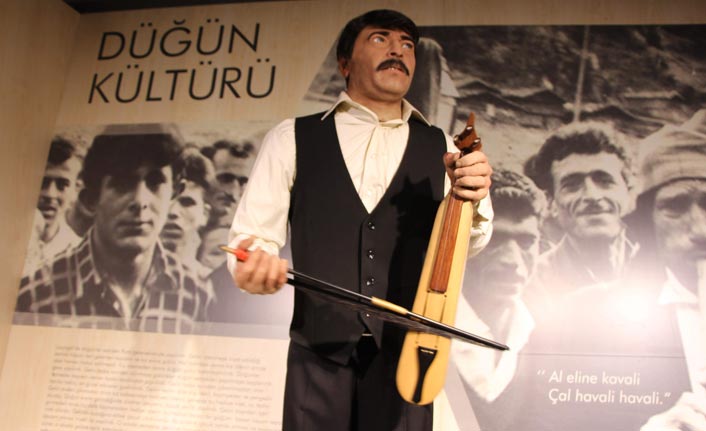 Bal mumundan ama hem kemençe çalıyor hem söylüyor