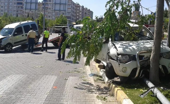 Hafif ticari araç ile kamyonet çarpıştı: 5 yaralı
